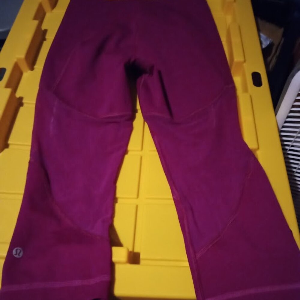 Lululemon burgundy beautiful Leggings crop 21 in inseam Size 28 5/6 NWOT - Picture 3 of 3